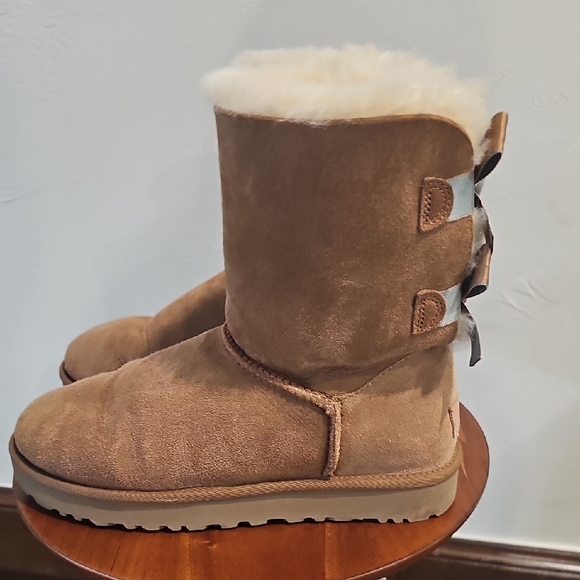 UGG Cream Shearling Boots - Picture 4 of 8